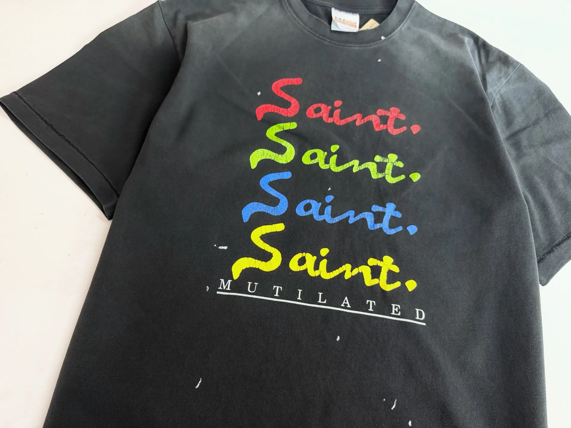 ❥8029#P136 Saint Mxxxxxx new model uses double yarn cotton batik fabric 280g, comfortable and breathable to wear. Full of street feel, loose fit. Craftsmanship: crack printing + graffiti + spray coding, batik and wash. Size: (S-M-L-XL) Color: Washed Black